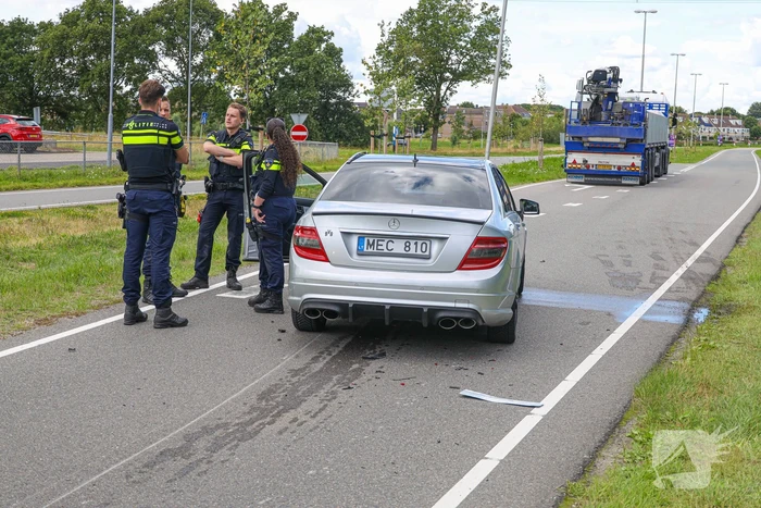 Automobilist botst achterop trailer van vrachtwagen