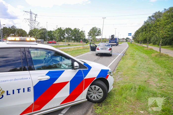 Automobilist botst achterop trailer van vrachtwagen