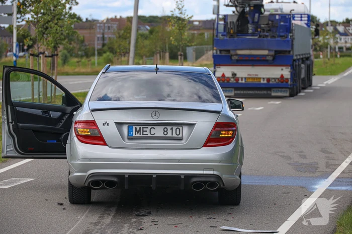 Automobilist botst achterop trailer van vrachtwagen