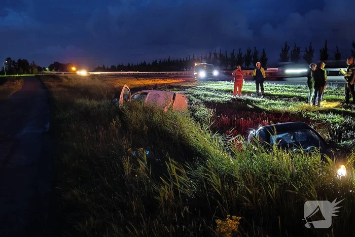 Busje en auto belanden in sloot