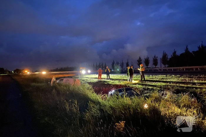Busje en auto belanden in sloot