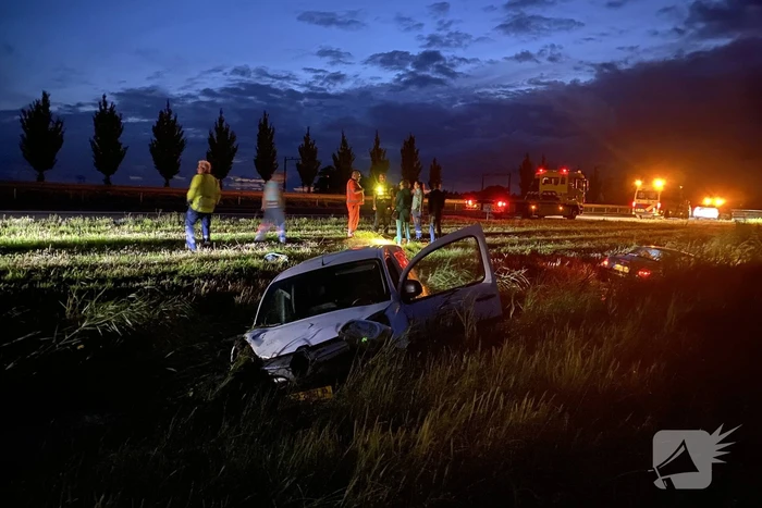 Busje en auto belanden in sloot