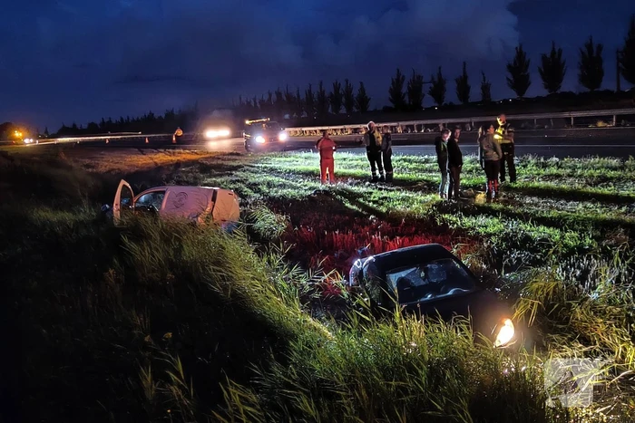 Busje en auto belanden in sloot