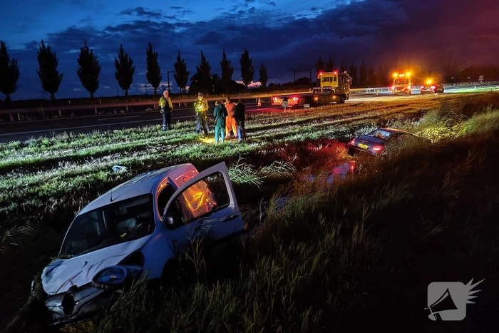Busje en auto belanden in sloot
