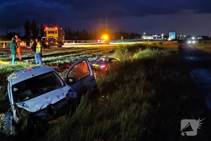 Busje en auto belanden in sloot