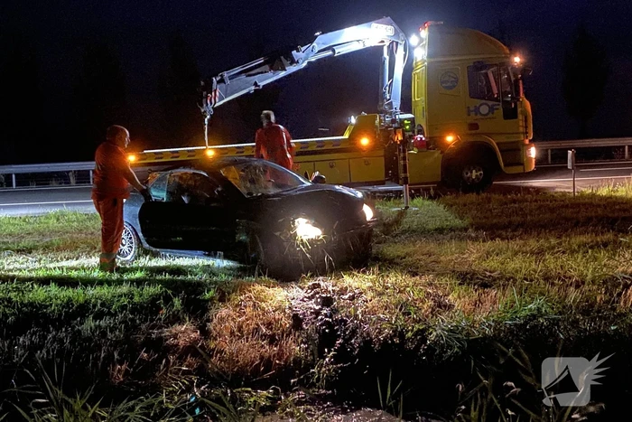 Busje en auto belanden in sloot