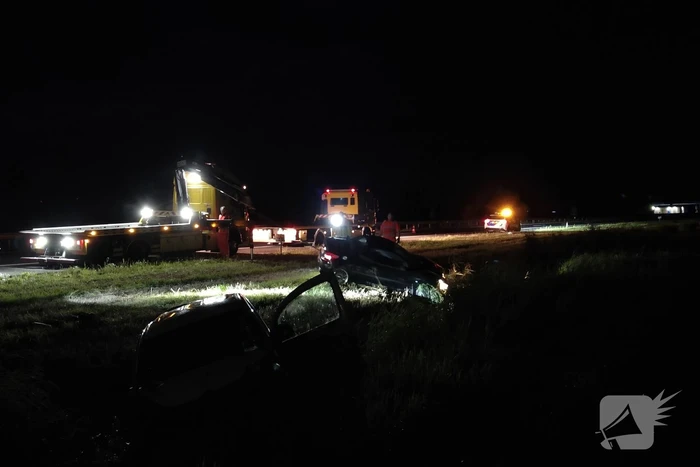 Busje en auto belanden in sloot