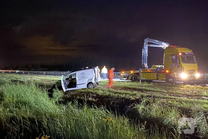 Busje en auto belanden in sloot