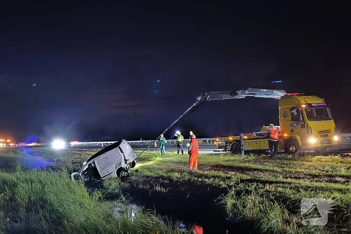 Busje en auto belanden in sloot