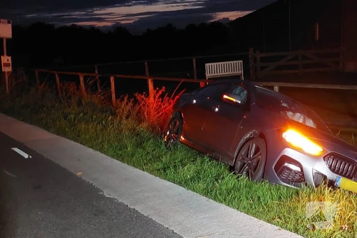 Auto belandt in sloot