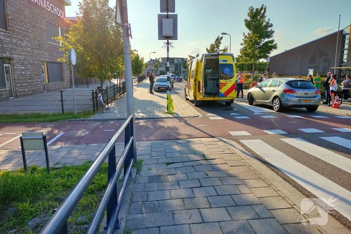 Vader en kind gewond bij botsing met auto