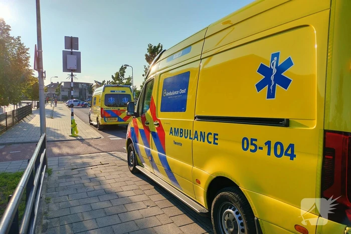 Vader en kind gewond bij botsing met auto