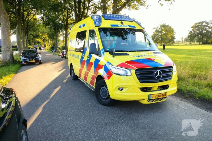 Auto belandt op de kop in sloot na aanrijding