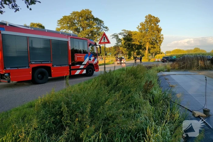 Auto belandt op de kop in sloot na aanrijding