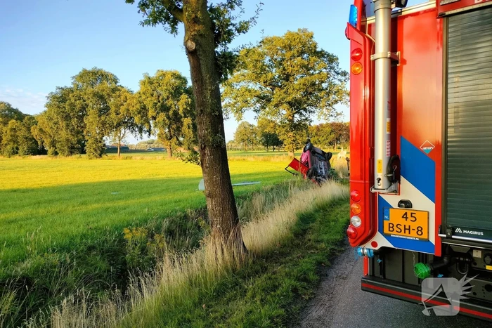 Auto belandt op de kop in sloot na aanrijding