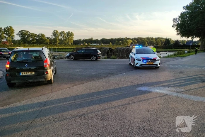Auto belandt op de kop in sloot na aanrijding