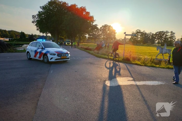Auto belandt op de kop in sloot na aanrijding
