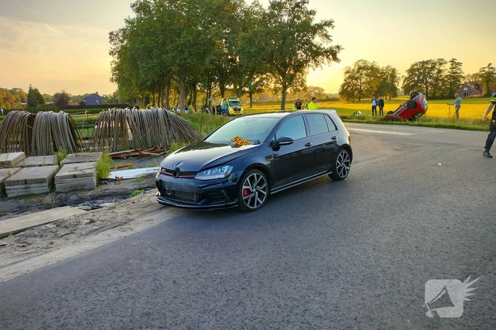 Auto belandt op de kop in sloot na aanrijding
