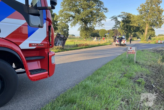 Auto belandt op de kop in sloot na aanrijding