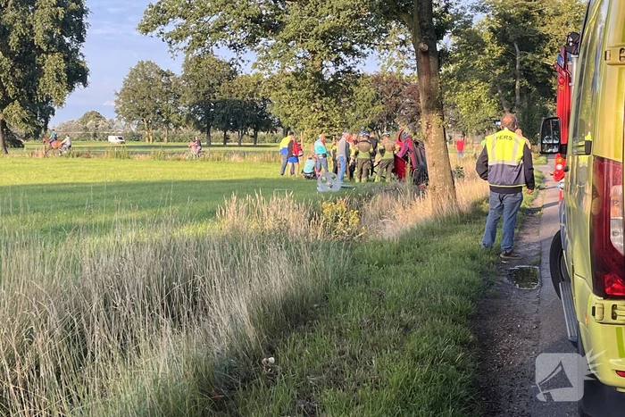 Auto belandt op de kop in sloot na aanrijding
