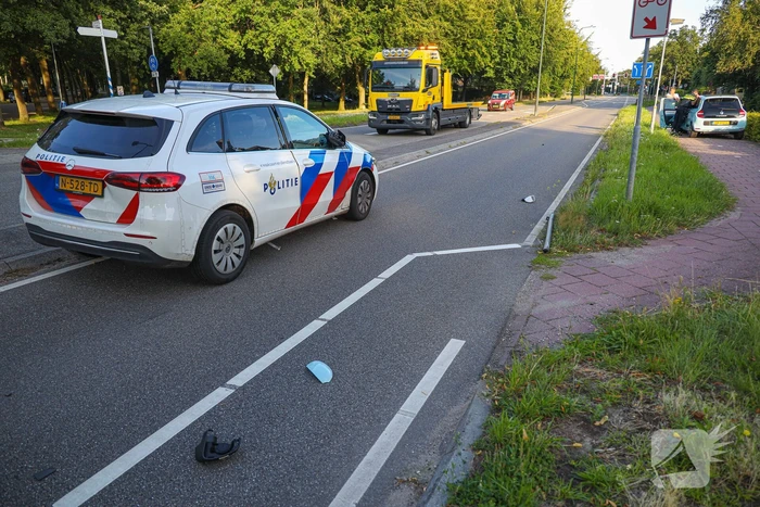 Politiewagen en personenwagen botsing op kruising