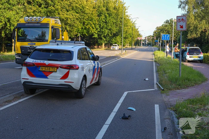 Politiewagen en personenwagen botsing op kruising