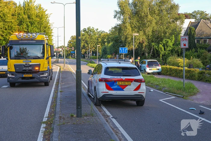 Politiewagen en personenwagen botsing op kruising