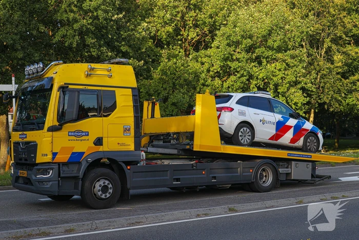 Politiewagen en personenwagen botsing op kruising