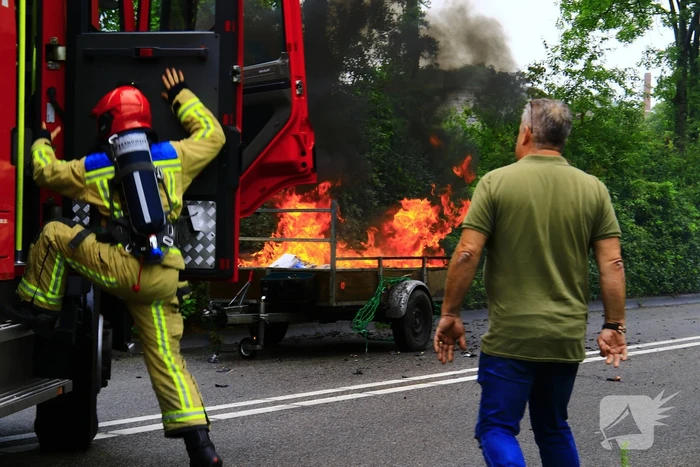Aanhangwagen met accu's vliegt in brand