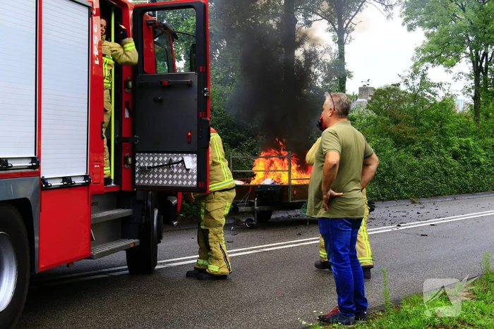 Aanhangwagen met accu's vliegt in brand