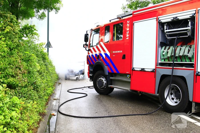 Aanhangwagen met accu's vliegt in brand