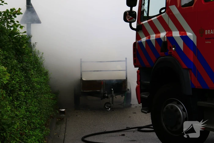 Aanhangwagen met accu's vliegt in brand