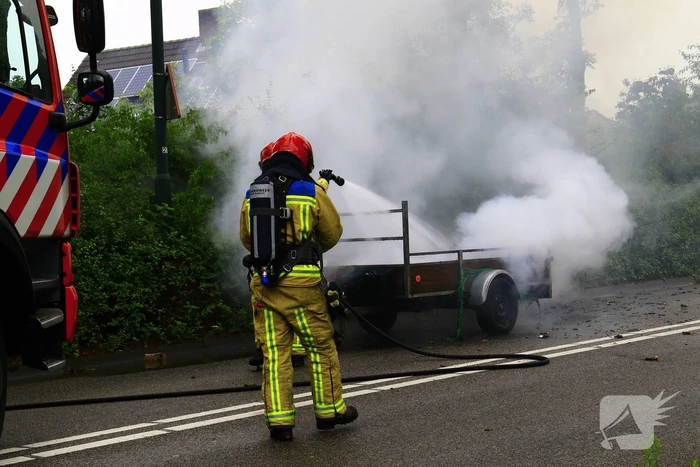 Aanhangwagen met accu's vliegt in brand