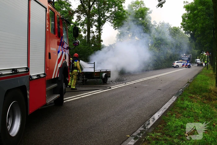 Aanhangwagen met accu's vliegt in brand