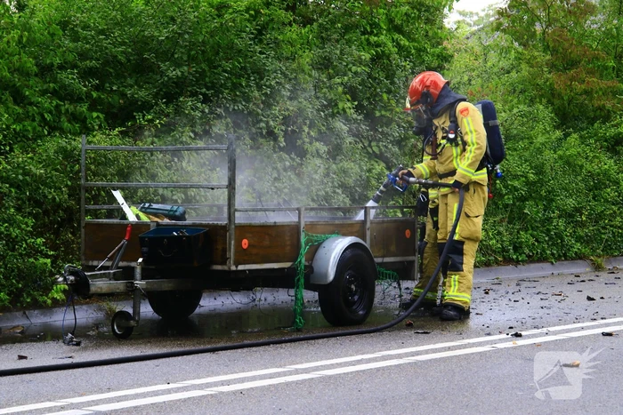 Aanhangwagen met accu's vliegt in brand