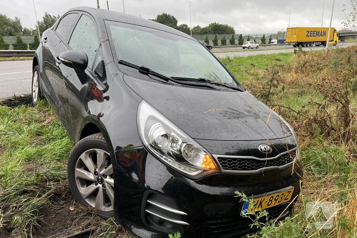Auto raakt van de weg