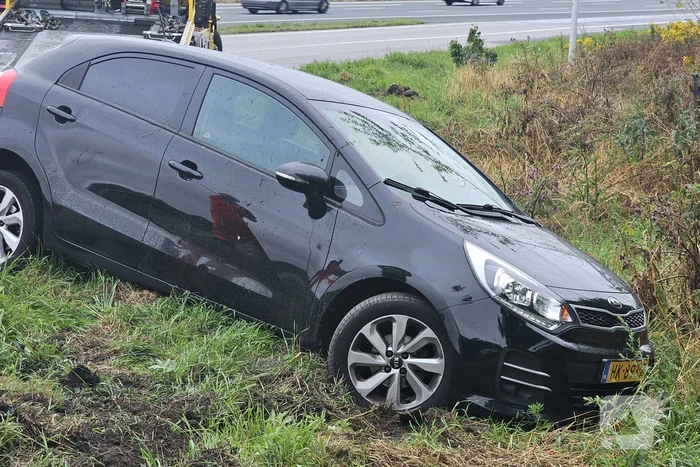 Auto raakt van de weg