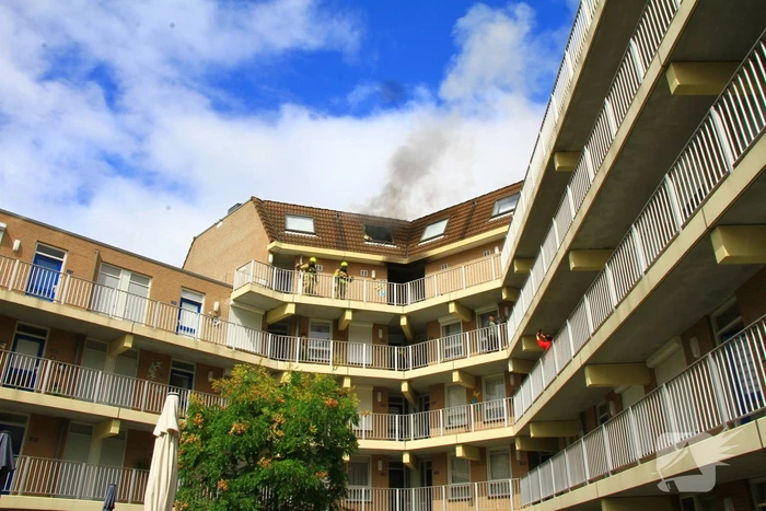 Flinke rookpluimen uit woning