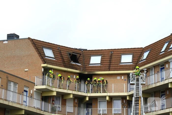 Flinke rookpluimen uit woning