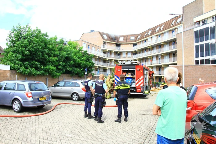 Flinke rookpluimen uit woning