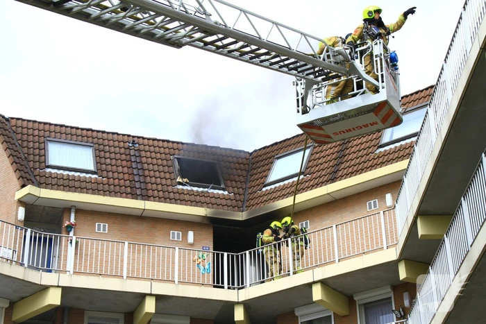 Flinke rookpluimen uit woning