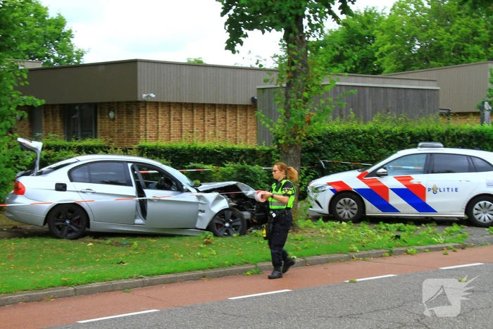 Auto botst frontaal tegen boom, bestuurder spoorloos