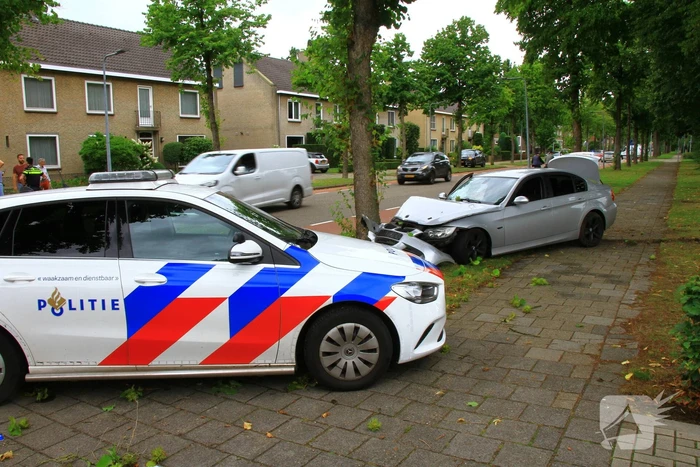 Auto botst frontaal tegen boom, bestuurder spoorloos