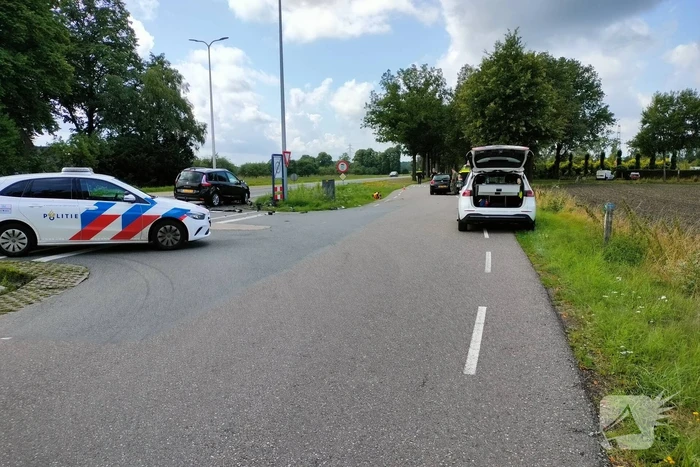 Twee personenauto's botsen op kruising