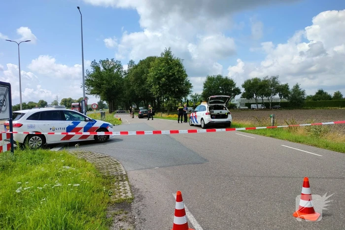 Twee personenauto's botsen op kruising