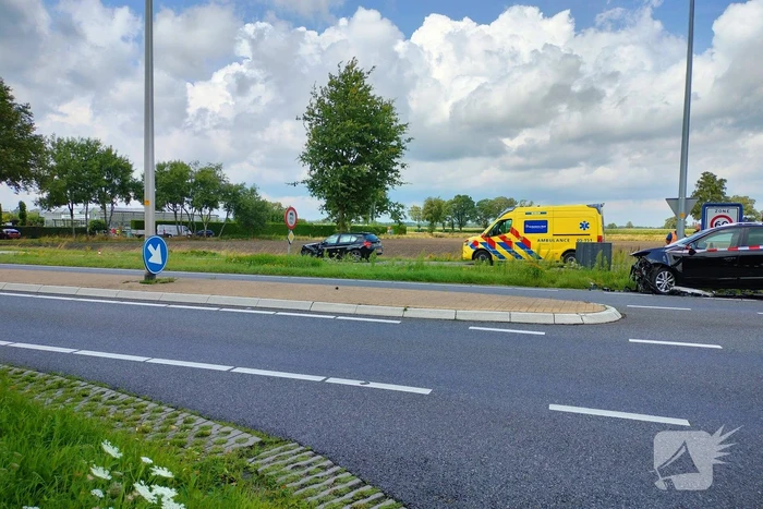 Twee personenauto's botsen op kruising