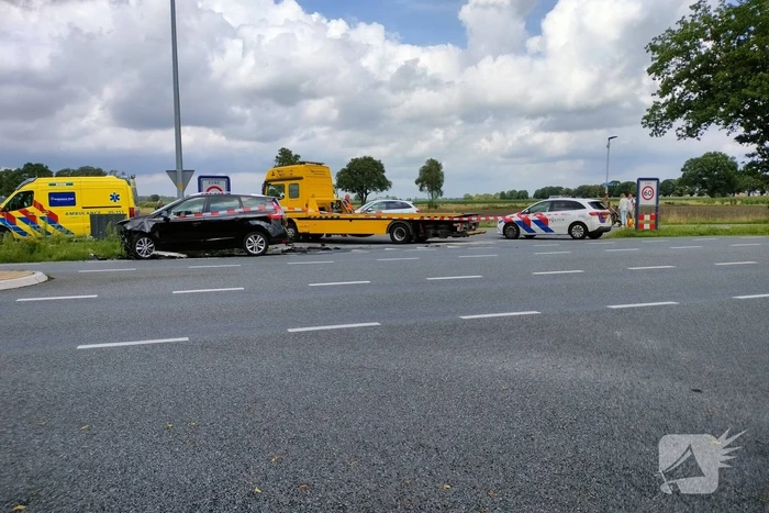 Twee personenauto's botsen op kruising