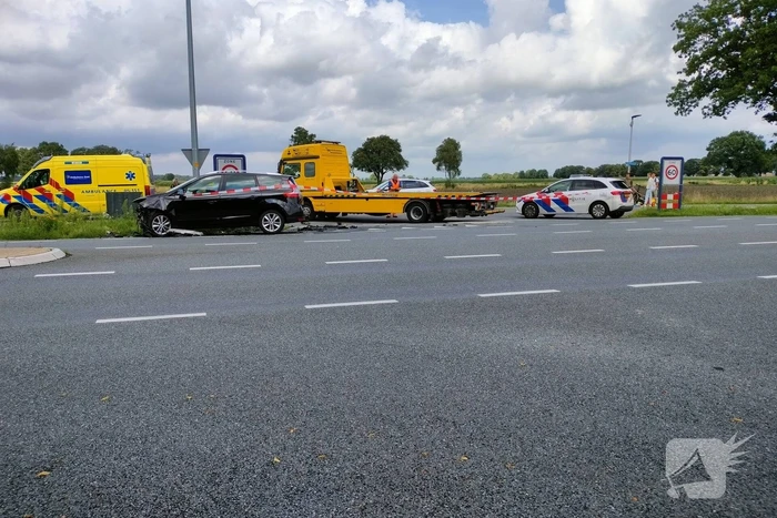 Twee personenauto's botsen op kruising