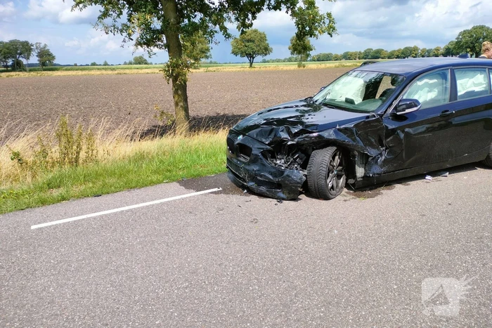 Twee personenauto's botsen op kruising