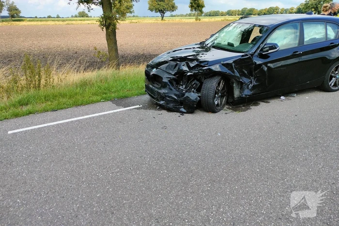 Twee personenauto's botsen op kruising